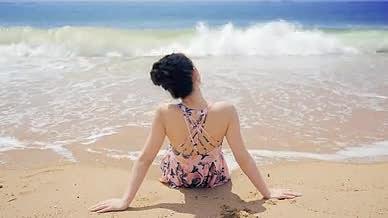 4k烈日碧海沙滩美女身姿背影视频的预览图